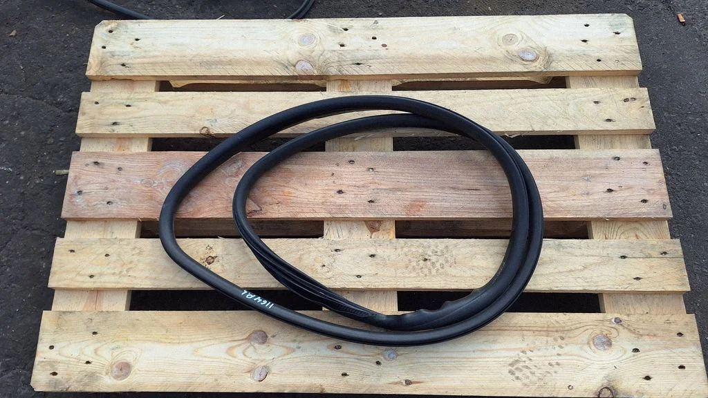 Front door rubber seal – front left