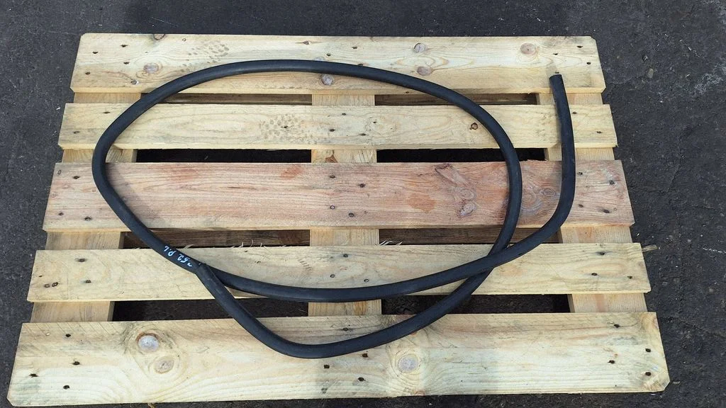Front door rubber seal – front left