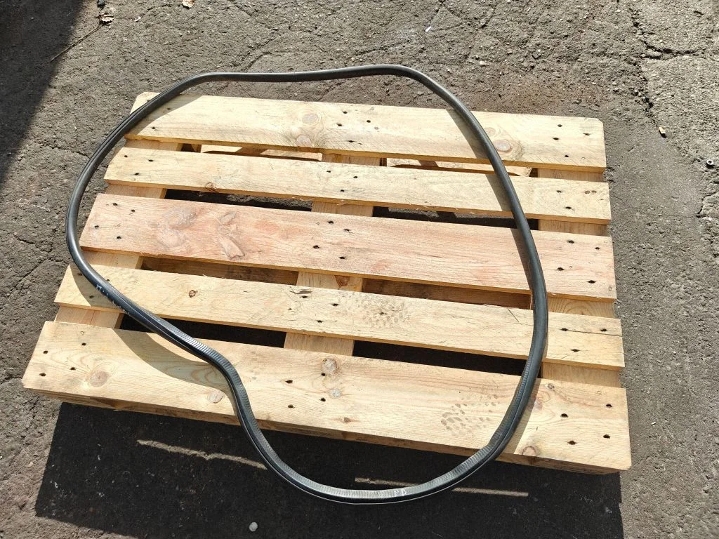 Front door rubber seal – front right