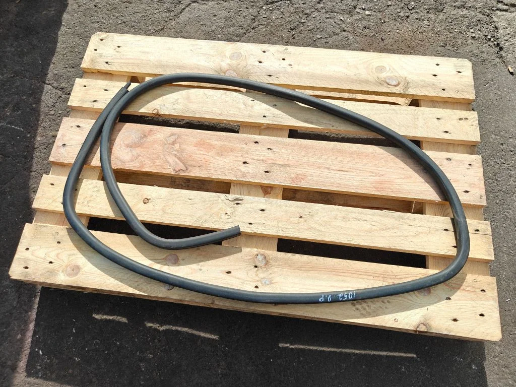 Front door rubber seal – front right