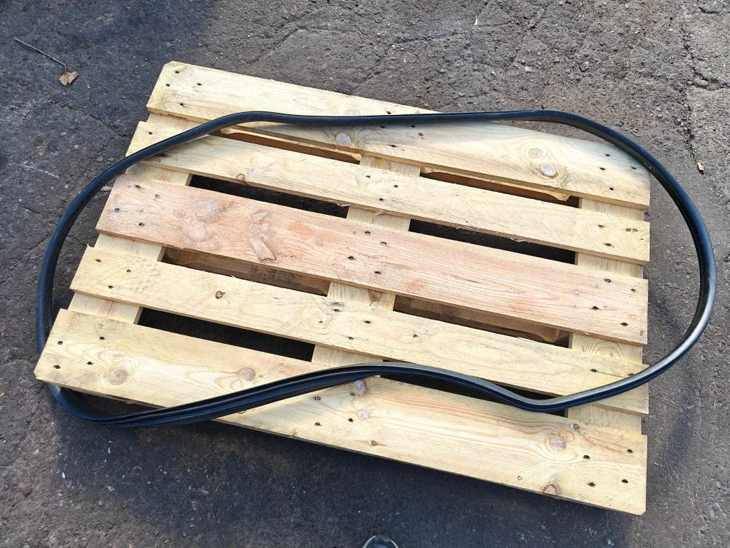 Front door rubber seal – front right