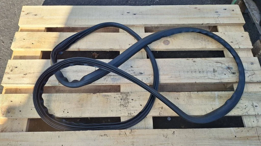 Front door rubber seal – front right