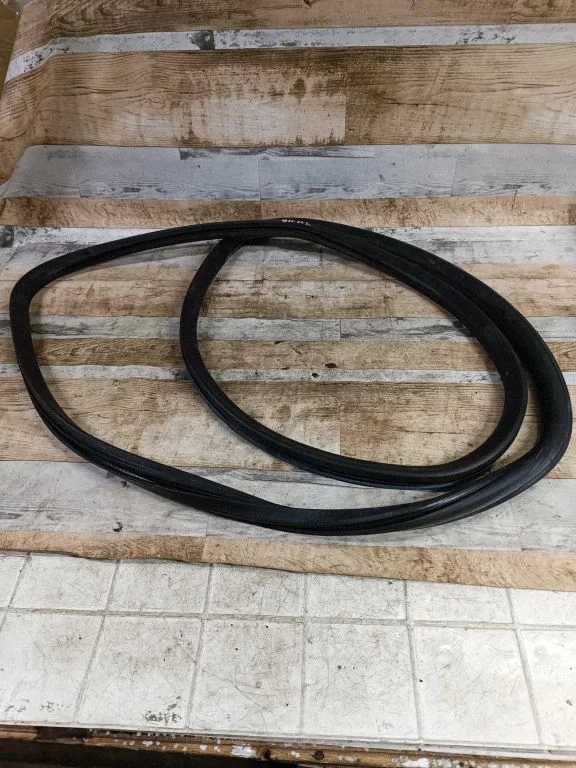 Front door rubber seal – front left