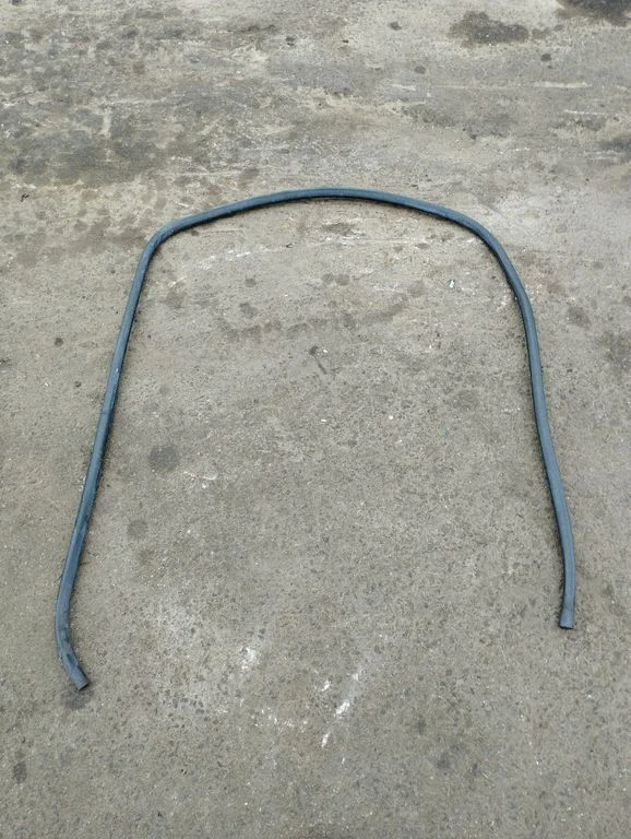 Front door rubber seal – front right