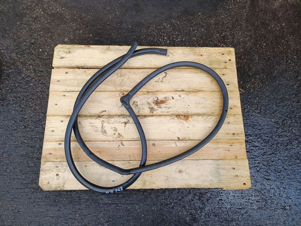 Front door rubber seal – front right