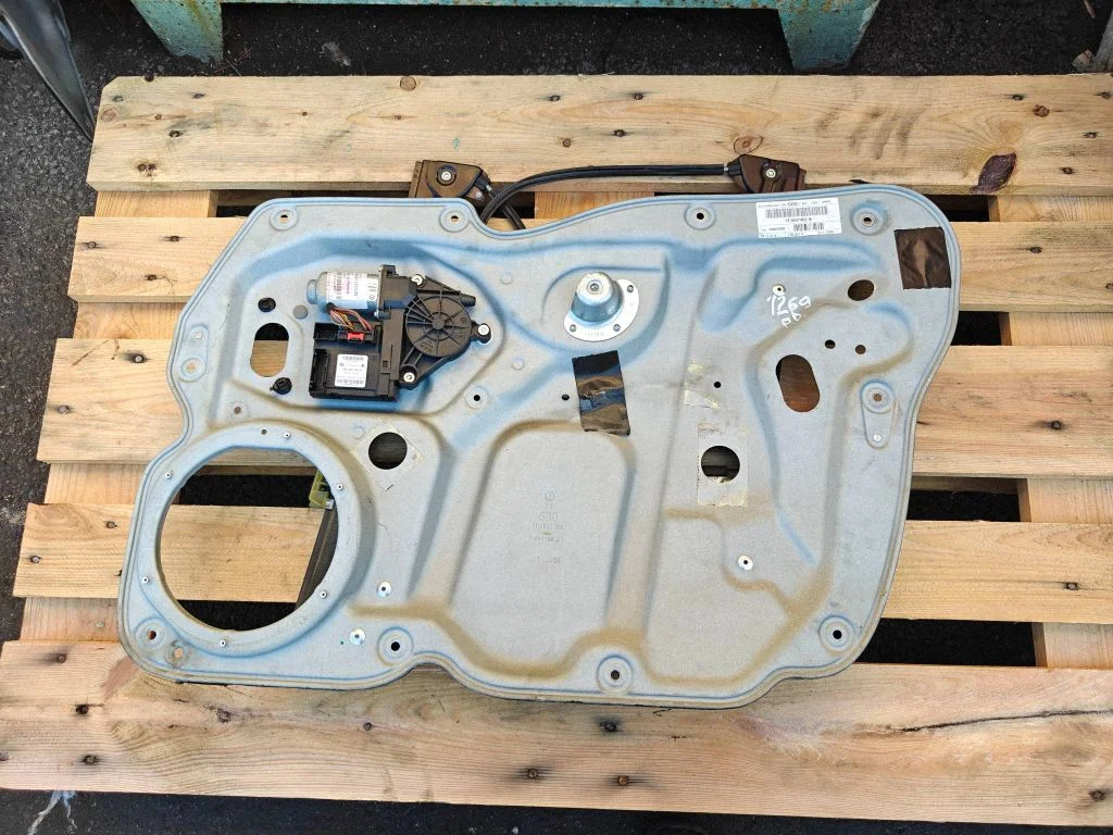 Front door window regulator with motor 1T1837462B