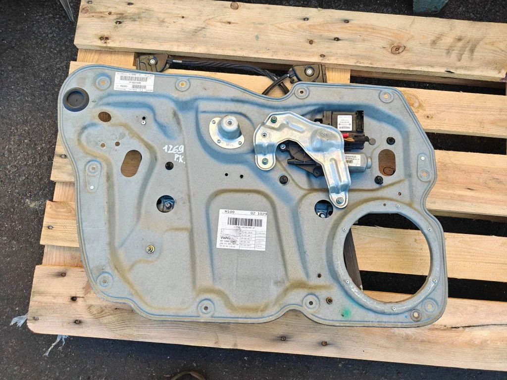 Front door window regulator with motor – Volkswagen Touran I (2003-2010)