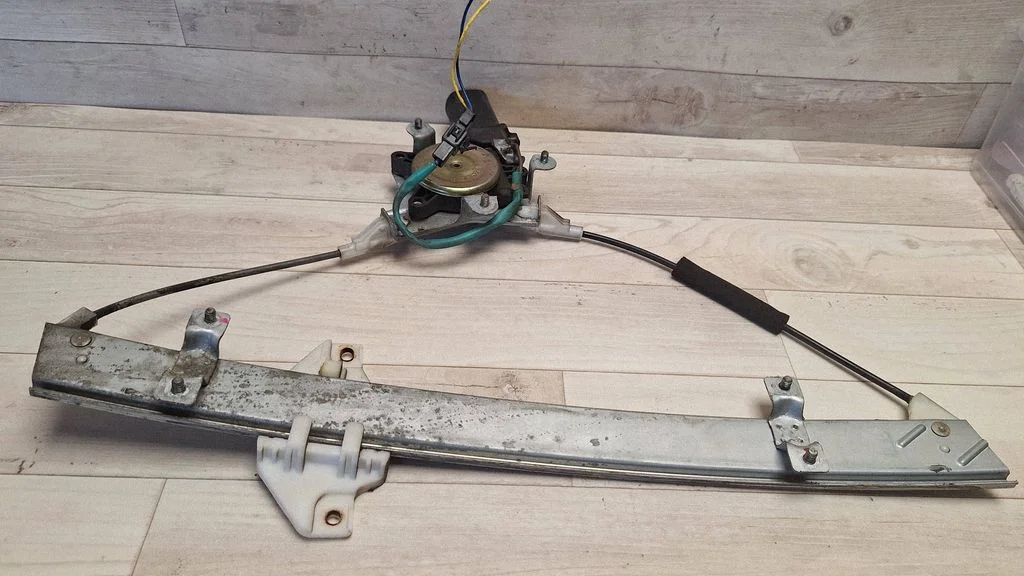 Front door window regulator with motor – front right