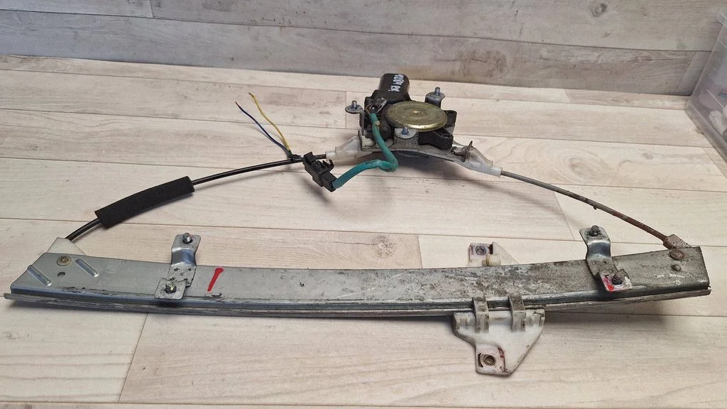 Front door window regulator with motor – front left