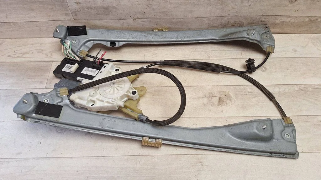 Front door window regulator with motor 807010002R