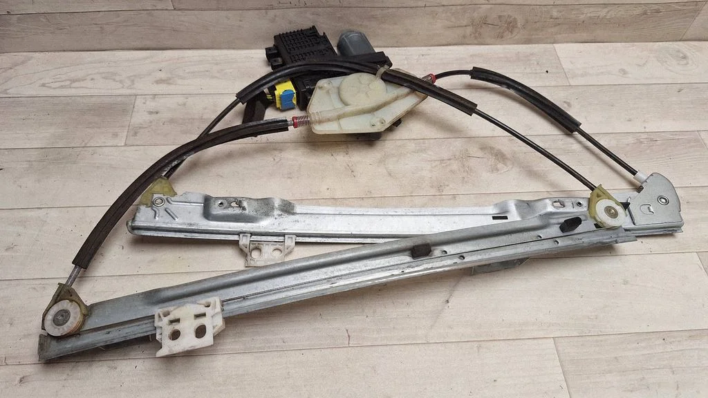 Front door window regulator with motor 9682495580
