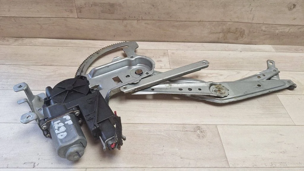 Front door window regulator with motor – Opel Meriva A (2003-2010)