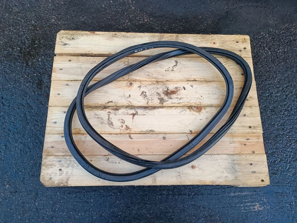 Front door rubber seal – front right
