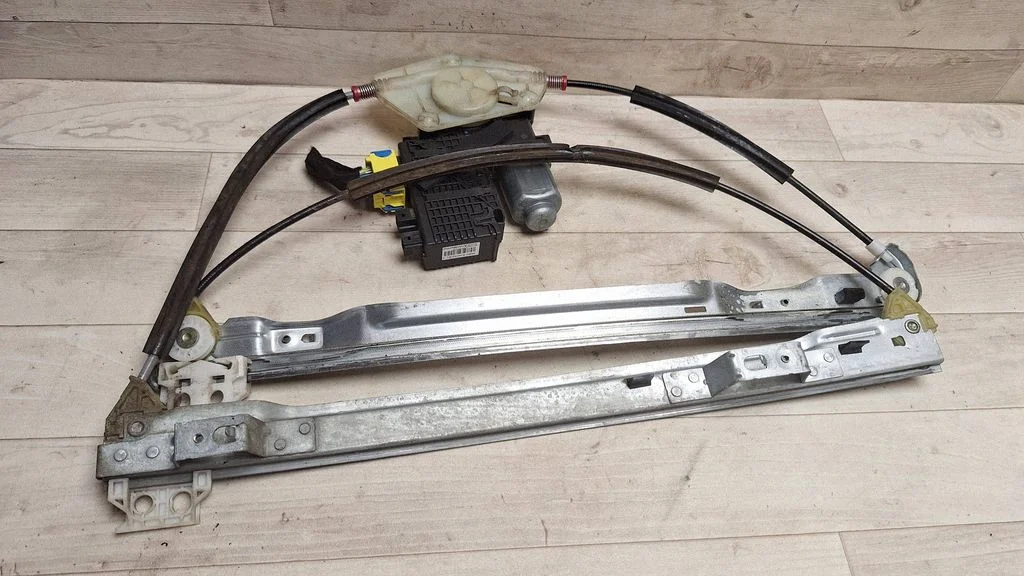 Front door window regulator with motor 9682495680