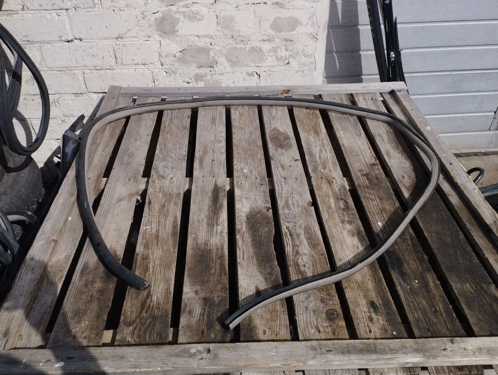 Front door rubber seal – front left