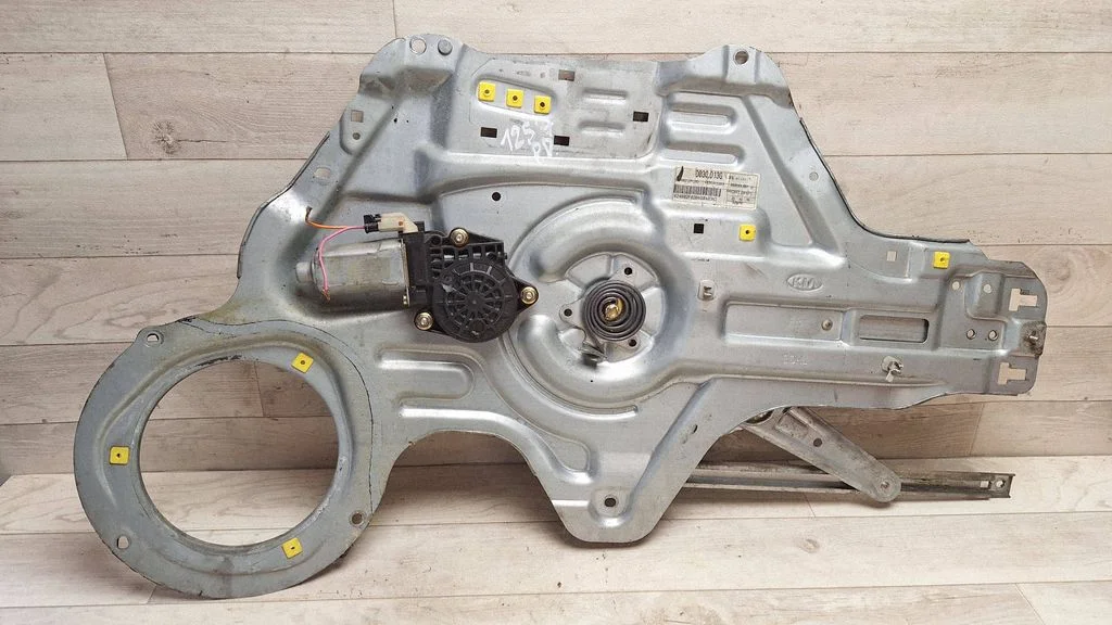Front door window regulator with motor 824802F020
