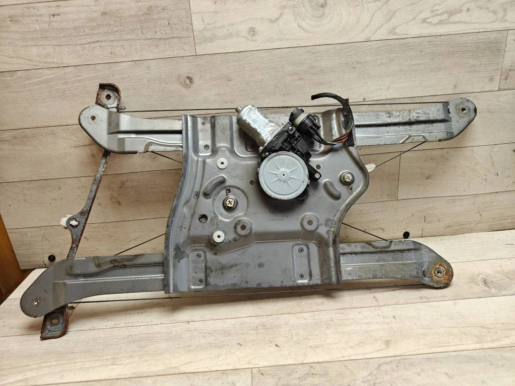 Front door window regulator with motor MR989947