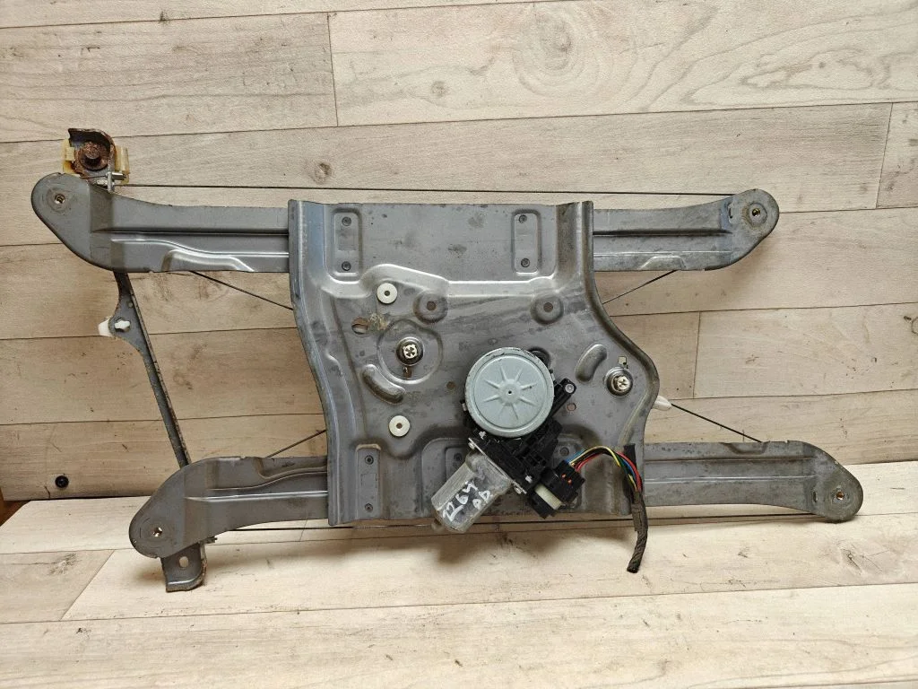 Front door window regulator with motor MR989948