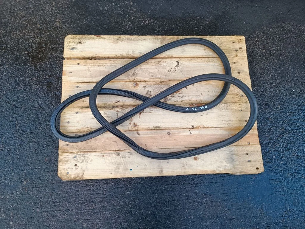 Front door rubber seal – front left