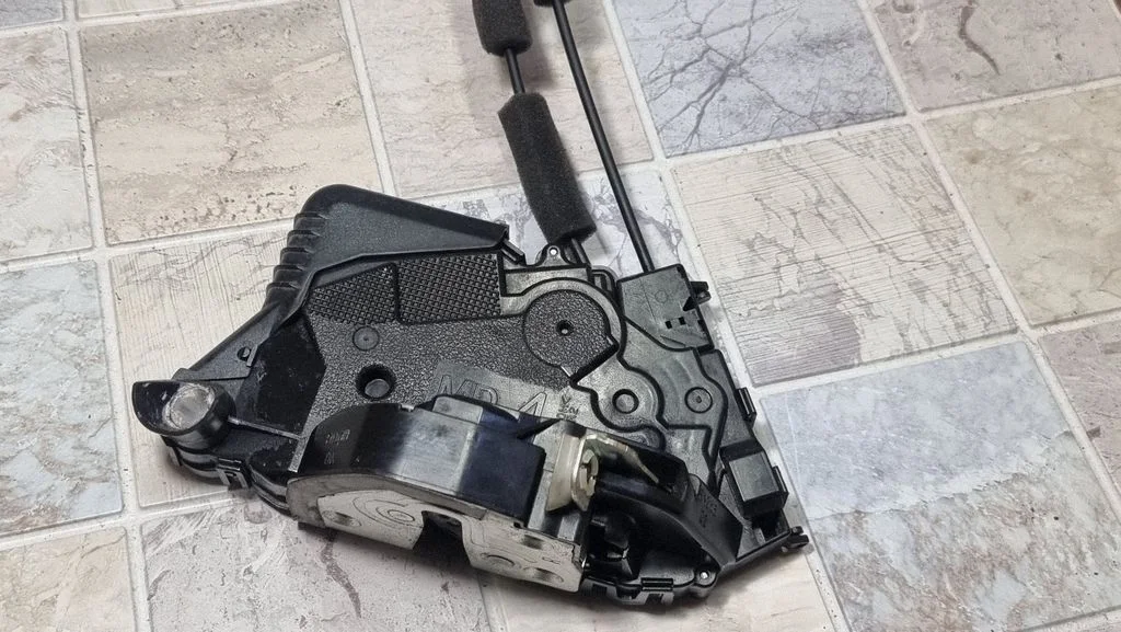 Front door lock – front right