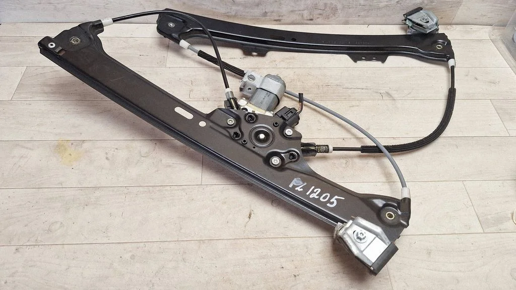 Front door window regulator with motor 7075667E
