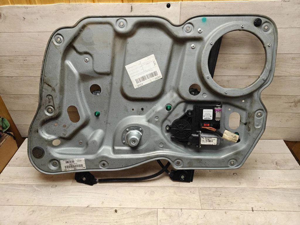 Front door window regulator with motor – Volkswagen Touran I (2003-2010)