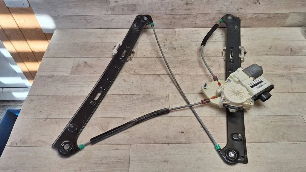 Front door window regulator with motor – BMW X3 E83 (2003-2010)