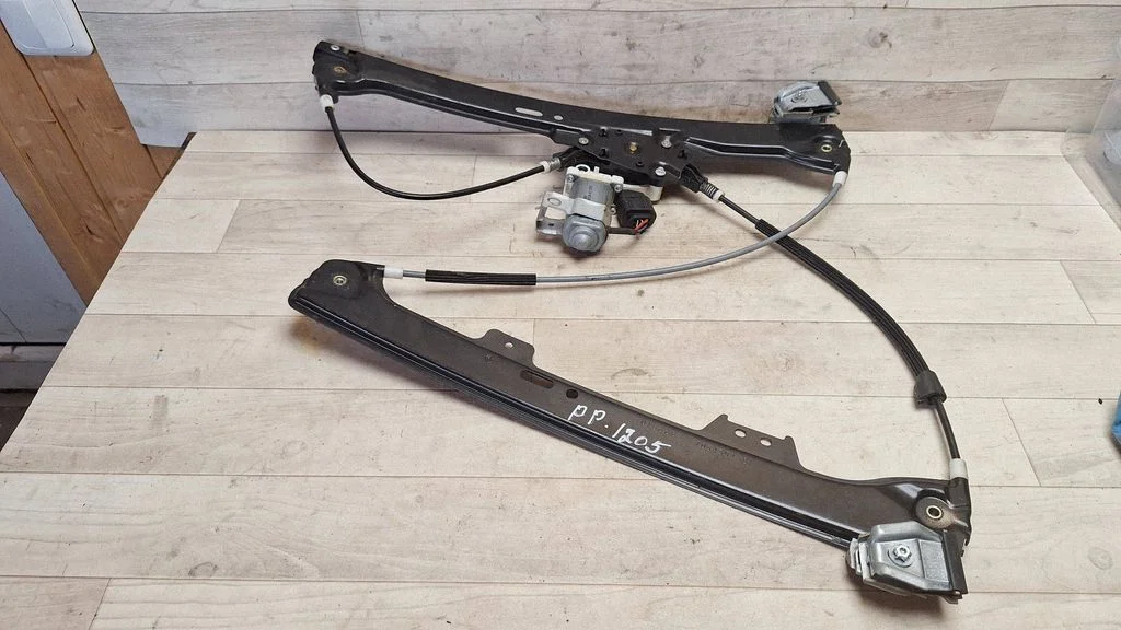 Front door window regulator with motor 7034352