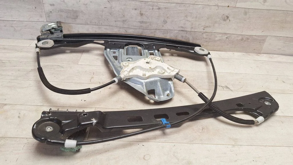 Front door window regulator with motor A2118201842