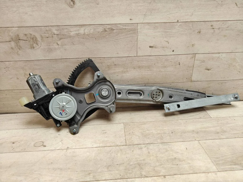 Front door window regulator with motor 988201J100