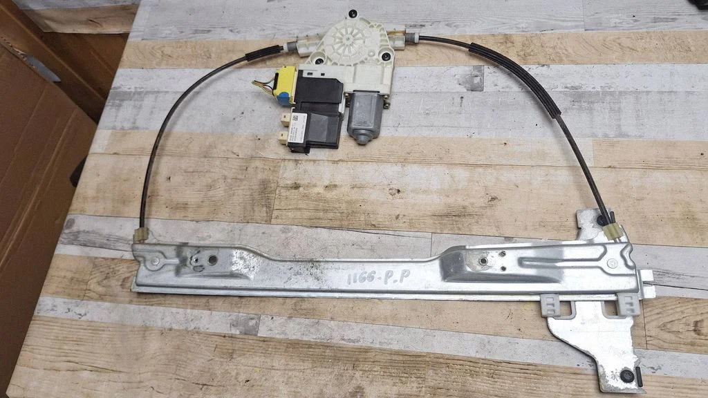 Front door window regulator with motor 996396101