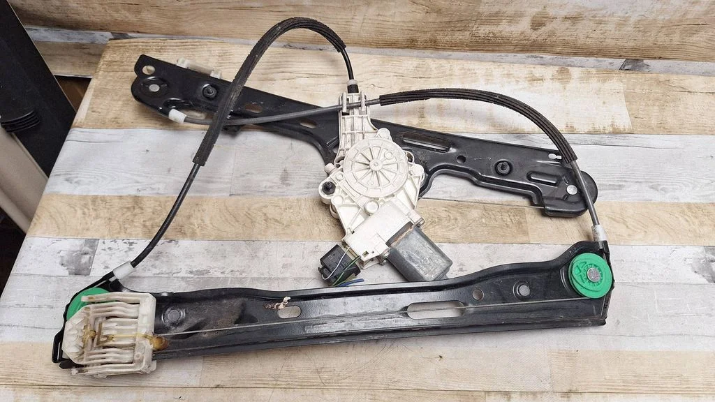 Front door window regulator with motor 7067796