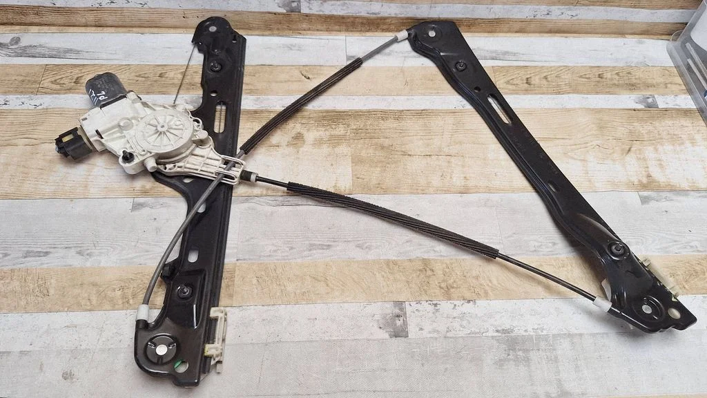 Front door window regulator with motor 7067795