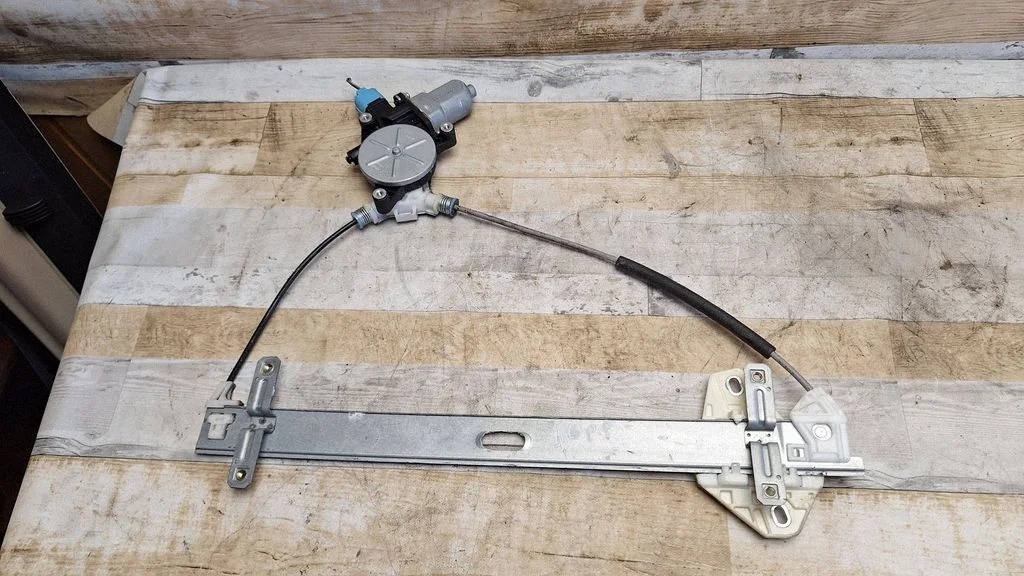 Esiukse elektriline aknatõstuk mootoriga CM011710