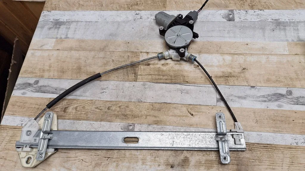 Front door window regulator with motor – front left