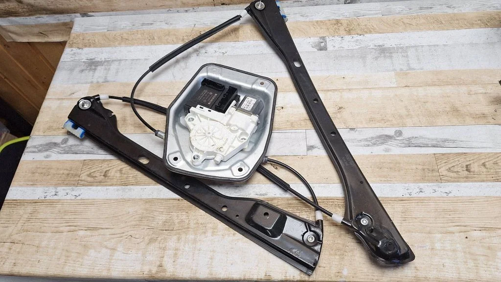Front door window regulator with motor 5M1837402B