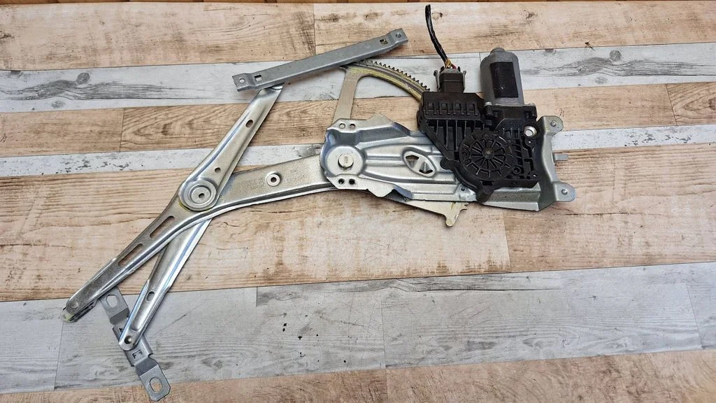 Front door window regulator with motor 13101479