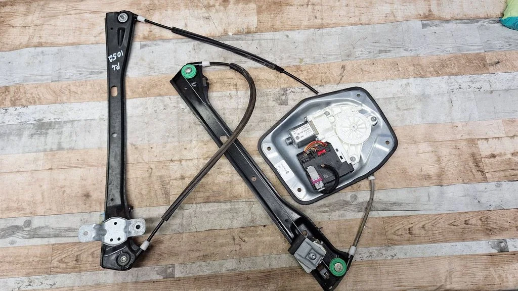 Front door window regulator with motor 1K5837461B