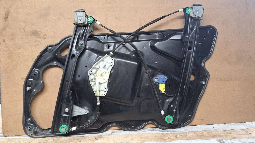 Esiukse elektriline aknatõstuk mootoriga – Volkswagen Passat B5.5 (2001-2005)
