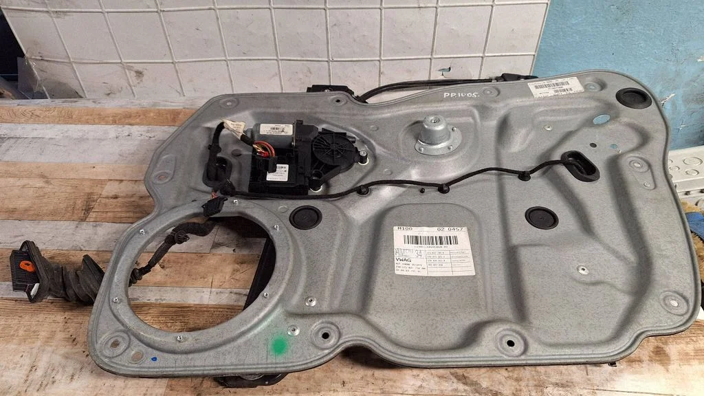 Front door window regulator with motor – Volkswagen Touran I (2003-2010)