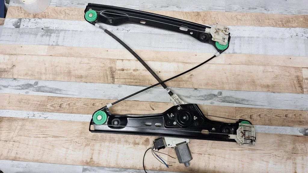 Front door window regulator with motor 7060265