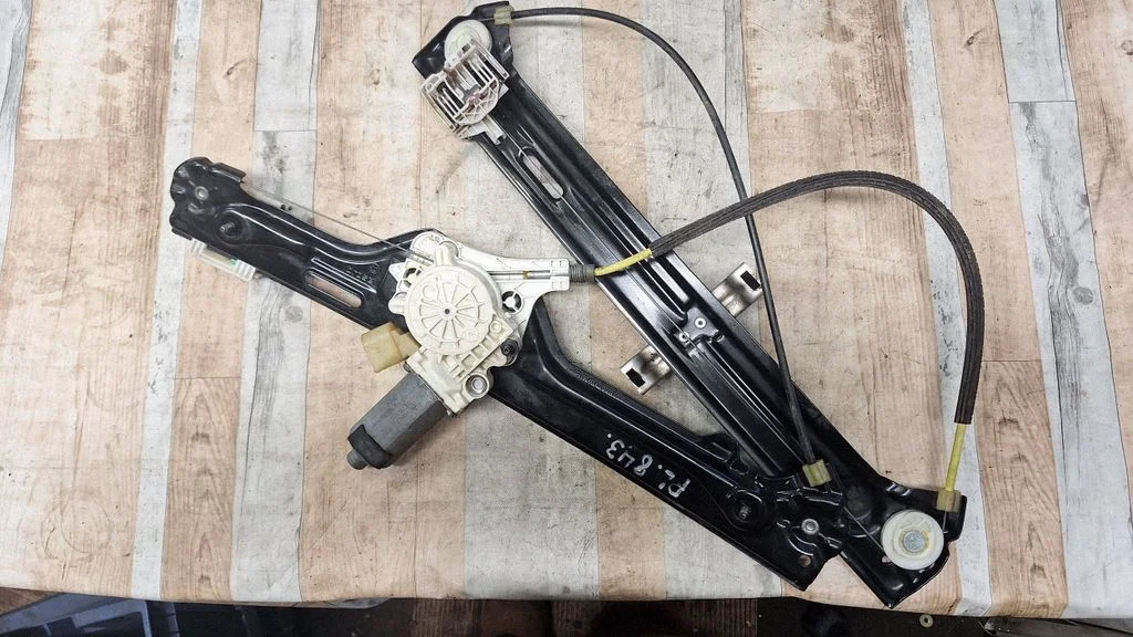 Front door window regulator with motor 7179605S