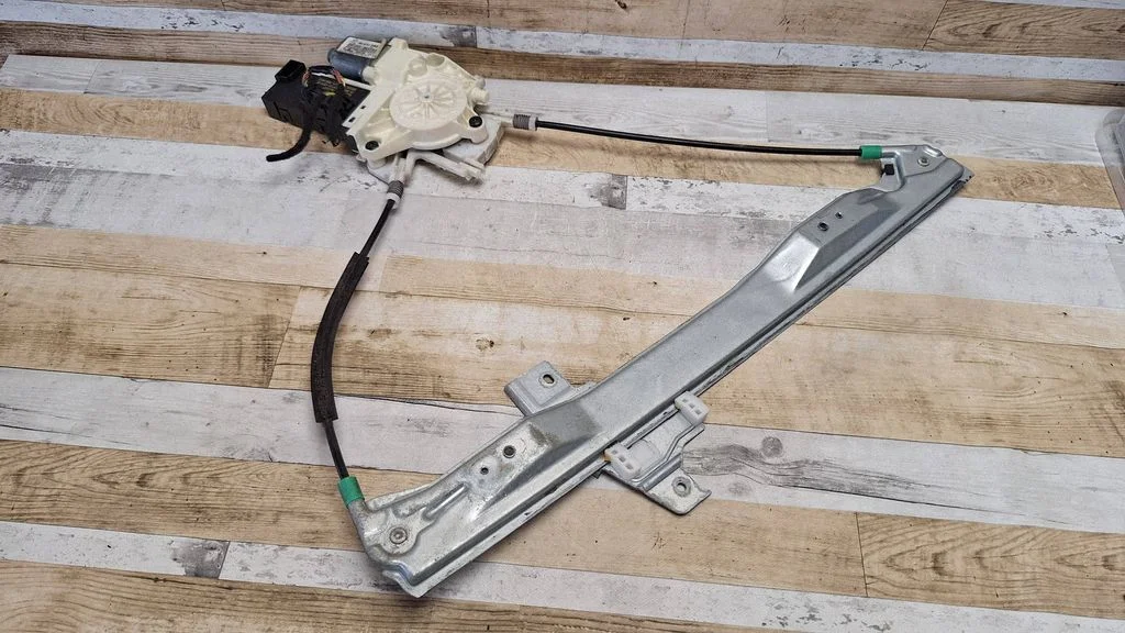 Front door window regulator with motor 9663036580