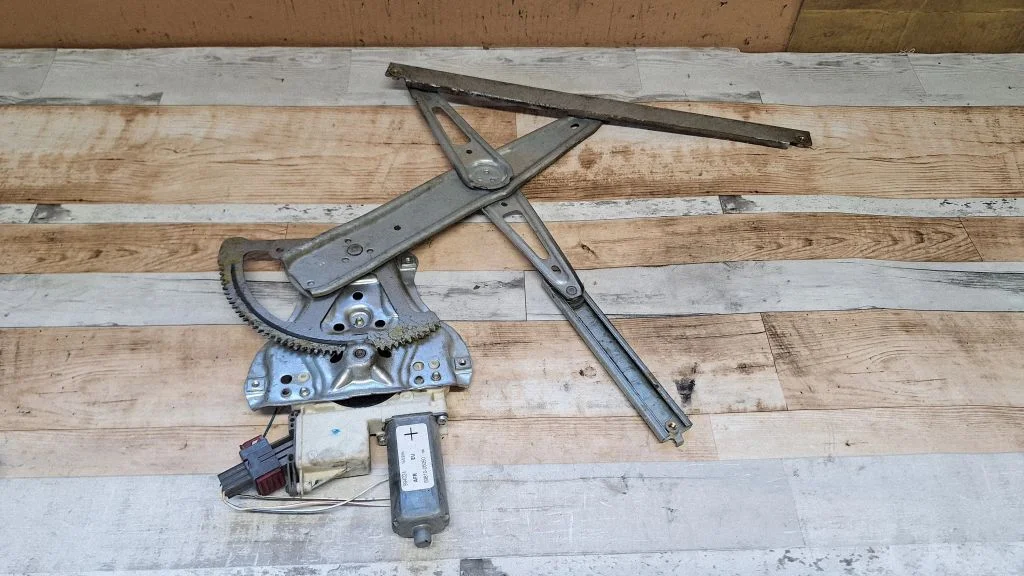 Front door window regulator with motor 6981005050