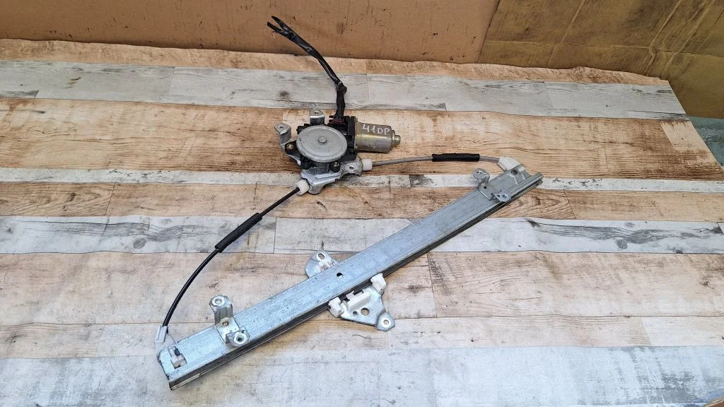 Front door window regulator with motor – Nissan X-Trail T30 (2001-2007)