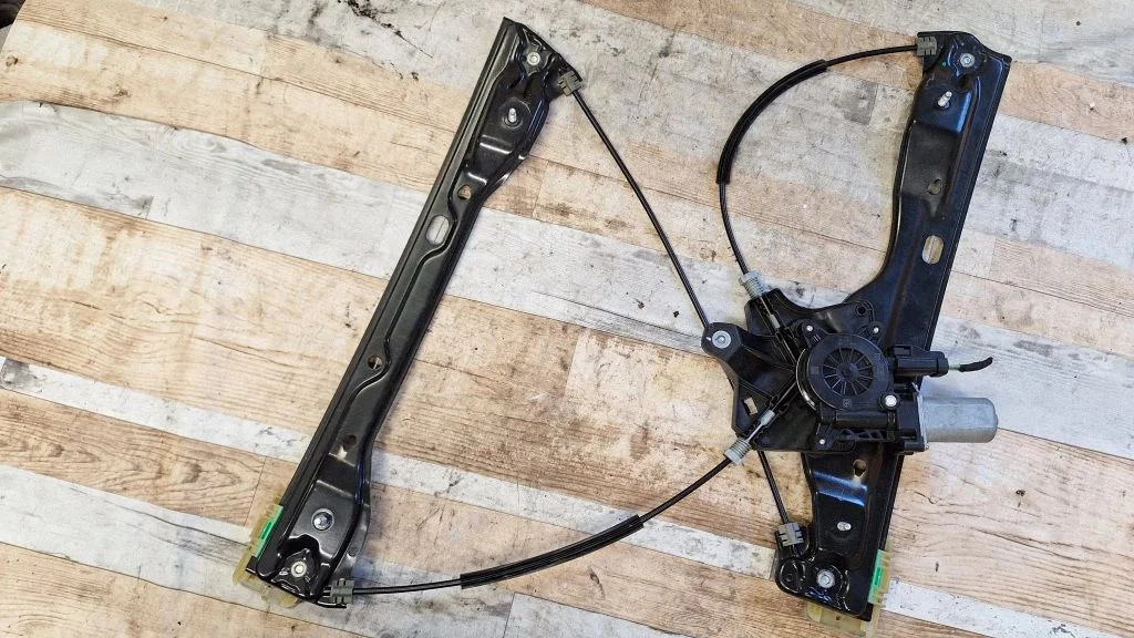 Front door window regulator with motor C52814101