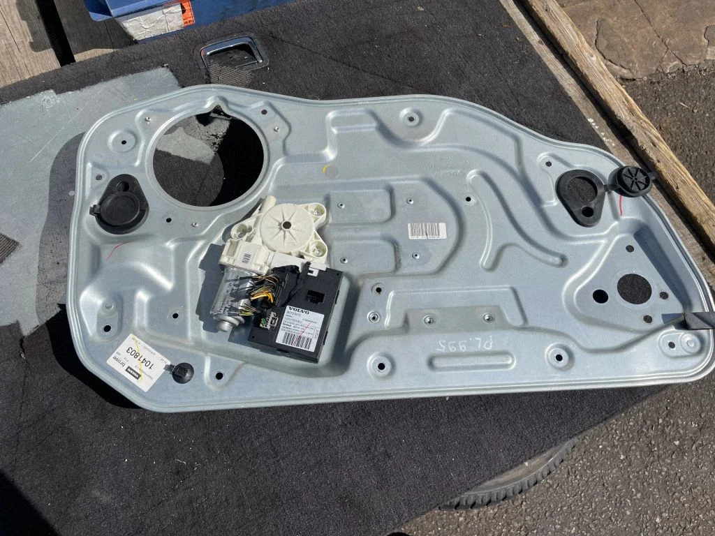 Front door window regulator with motor 30737675