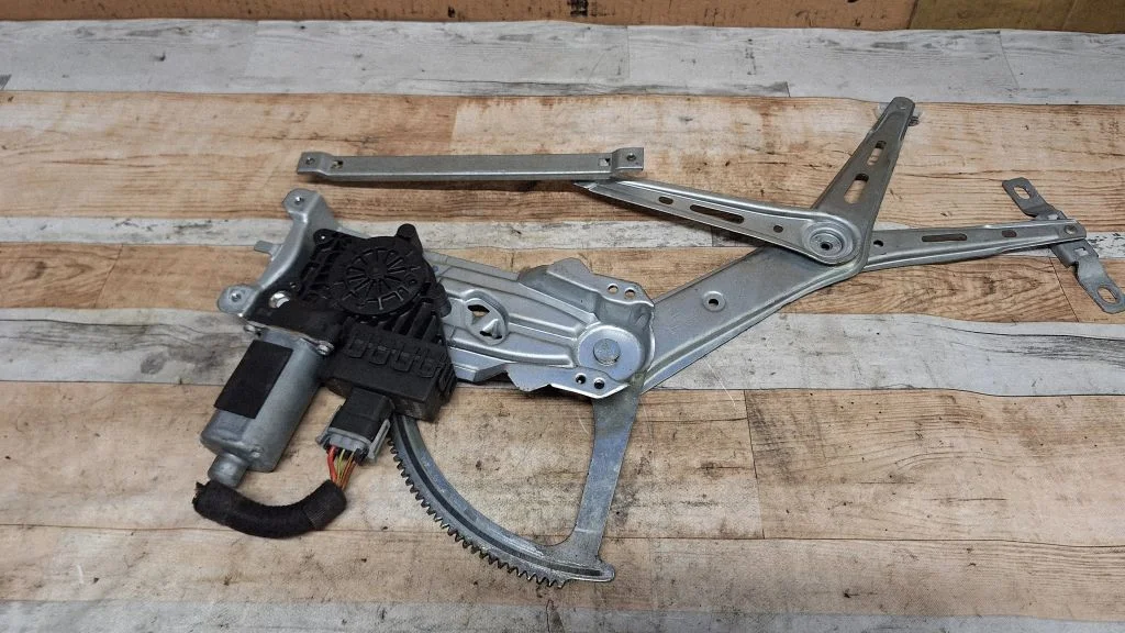 Front door window regulator with motor 13132435