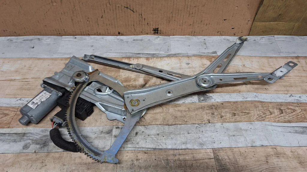 Front door window regulator with motor 13132434