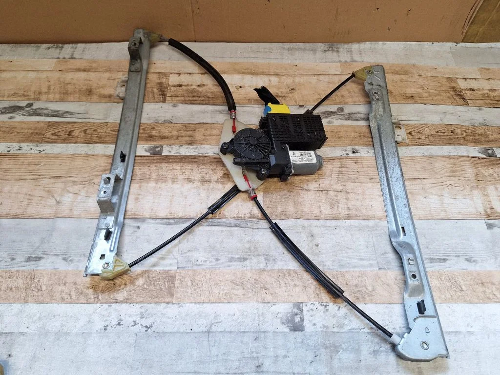 Front door window regulator with motor – Citroen C4 I (2004-2010)